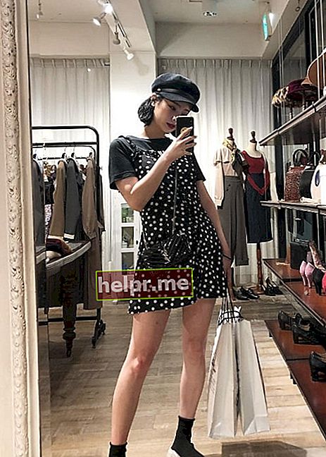 Byun JungHa como se ve mientras se toma una selfie en el espejo en Shibuya, Tokio, Japón en septiembre de 2018