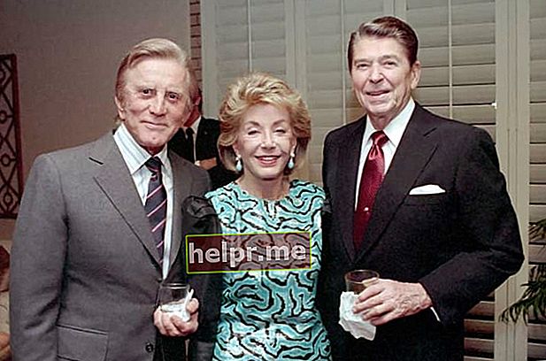 Kirk Douglas cu soția Anne Buydens și fostul președinte al SUA Ronald Reagan (dreapta) la o cină privată la Eldorado Country Club, California, în decembrie 1987