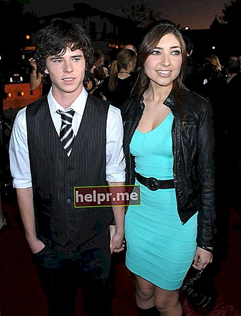 Charlie McDermott y Shelby Young en el estreno de "La saga Crepúsculo: Luna nueva" en noviembre de 2009