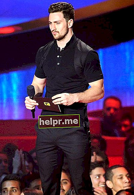 آرون تايلور جونسون يقدم جائزة في حفل توزيع جوائز MTV في عام 2015