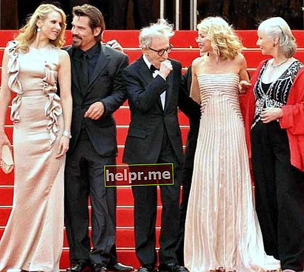 Josh Brolin no Festival de Cinema de Cannes com o elenco e o diretor do filme Você vai encontrar um estranho alto e sombrio