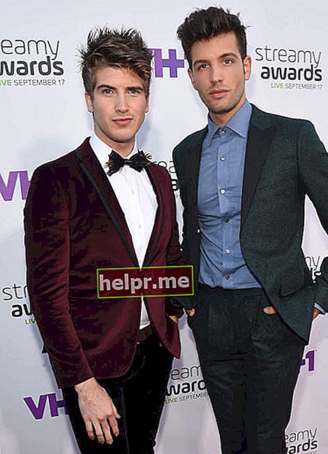 Joey Graceffa (izquierda) y Daniel Christopher Preda durante la quinta edición anual de los Streamy Awards de VH1 en septiembre de 2015