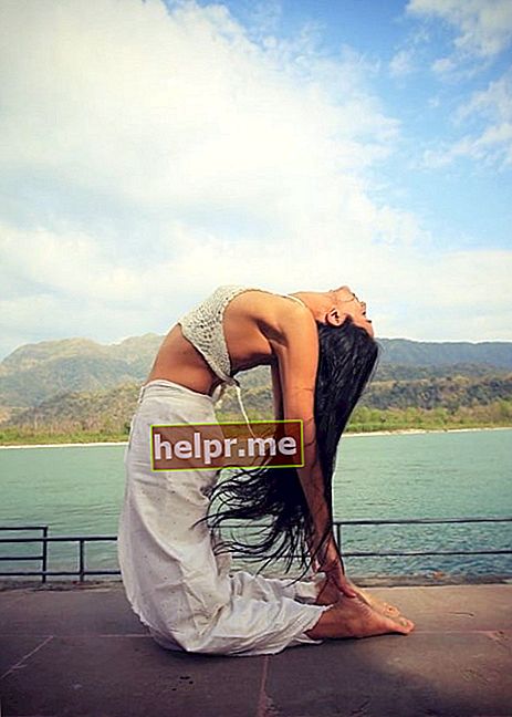 Ira Trivedi como se ve en una foto tomada mientras realizaba su yoga en un escenario escénico en diciembre de 2019