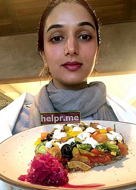 Ira Trivedi como se ve en una foto tomada mientras sostiene una comida vegana saludable en septiembre de 2019