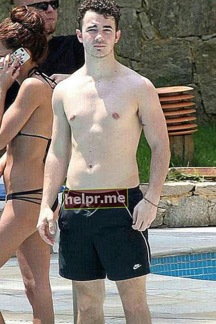 Kevin Jonas corp fără cămașă