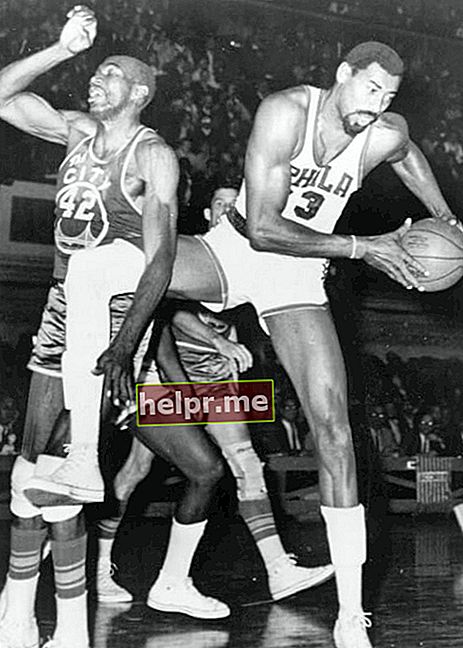 Wilt Chamberlain (derecha) y Nate Thurmond fotografiados durante un partido de baloncesto en 1966
