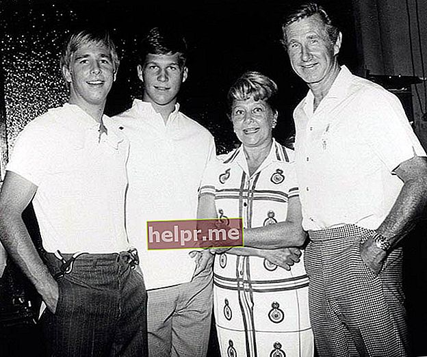 Un tânăr Jeff Bridges (al doilea din stânga) cu fratele mai mare Beau Bridges (extrem stânga), mama Dorothy și tatăl Lloyd Bridges la un eveniment public din anii 1960