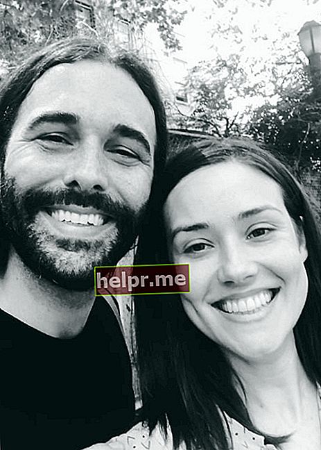 Megan Boone, așa cum se vede într-o imagine alb-negru, împreună cu prietenul ei, Jonathan Van Ness, în august 2019