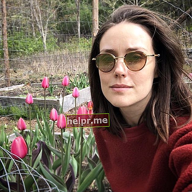 Megan Boone a fost văzut în timp ce făcea un selfie cu lalele frumoase în aprilie 2019