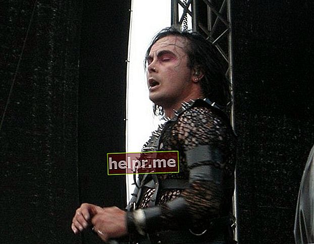 Dani Filth durante una actuación en 2009