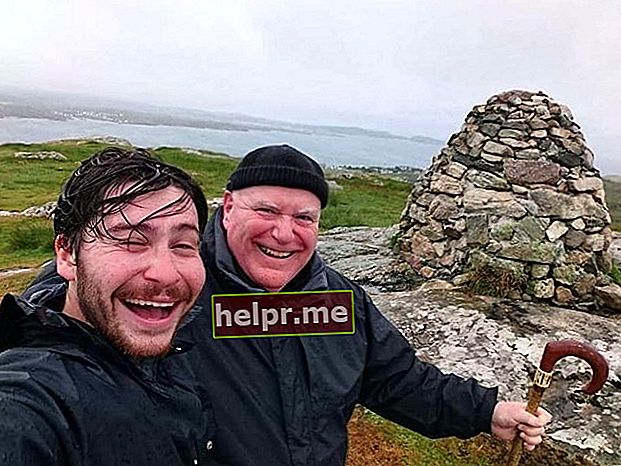Daniel Portman într-un selfie cu tatăl său în Insula Iona, Scoția, în octombrie 2016