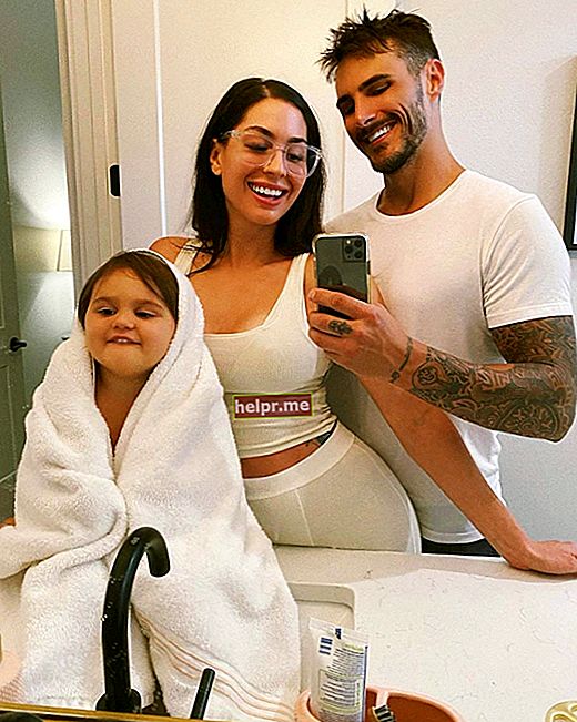 Hope Howard como se ve en una selfie tomada con su esposo Cody Hook y su hija Isabel Howard en mayo de 2020