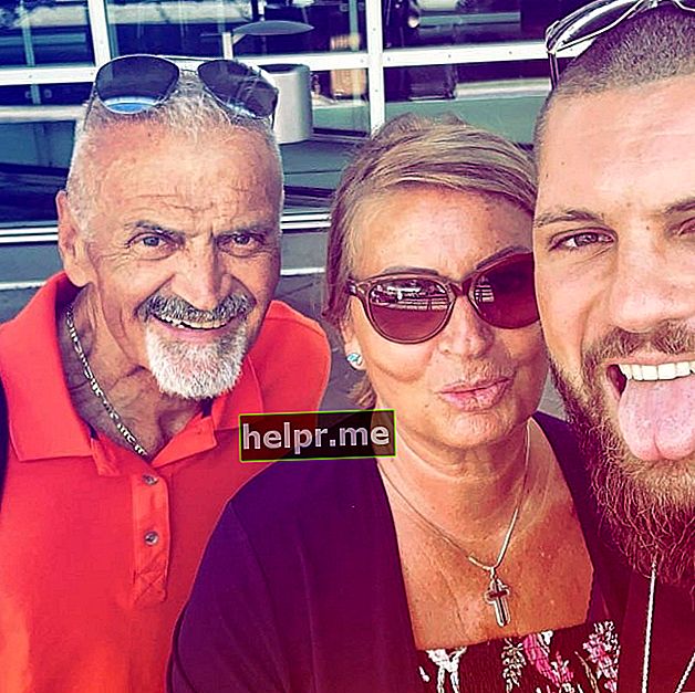 Florian Munteanu como se ve en una selfie tomada con su madre y su padre en septiembre de 2019