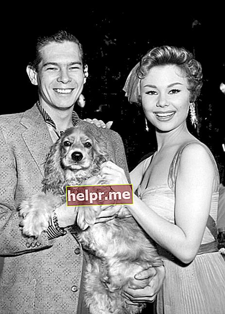 Mitzi Gaynor posando para una foto junto con Johnnie Ray en 1954