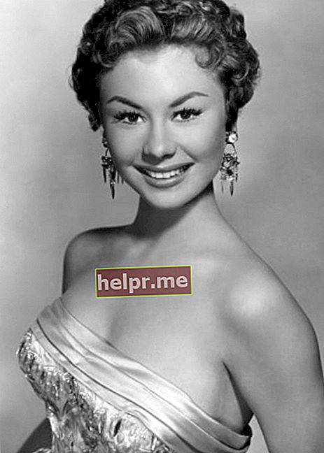 Mitzi Gaynor como se ve mientras sonríe para la cámara c. 1954