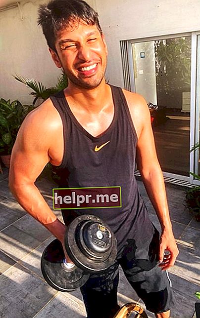 Arjun Kanungo sonriendo para una foto mientras hace ejercicio en junio de 2020