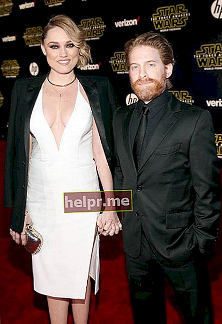 Seth Green y Clare Grant en el estreno mundial de "Star Wars: El despertar de la fuerza" en diciembre de 2015