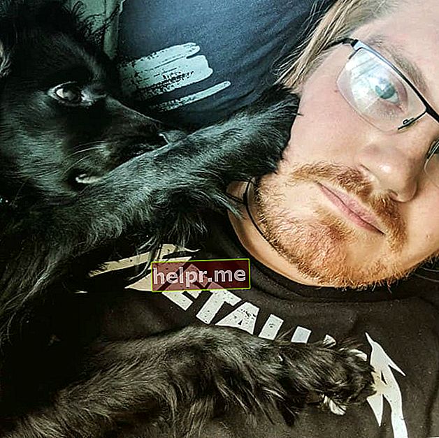 Duncan Jones con su perro como se vio en mayo de 2019