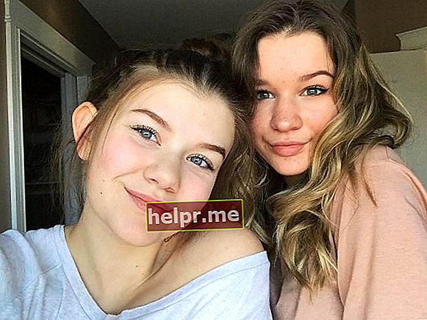 Holly Westlake haciendo clic en una selfie junto a su amiga Maya en febrero de 2018