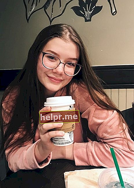 În ianuarie 2018, Holly Westlake zâmbește pentru o fotografie cu întâlnirea cu mama și sora ei