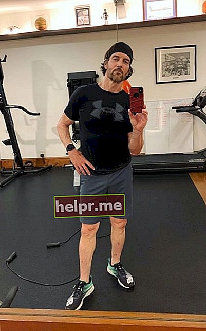 Tony Horton își face un selfie în oglindă în august 2020