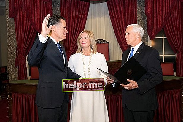 Mitt Romney (izquierda) prestando juramento como senador de los Estados Unidos por Utah por el vicepresidente Mike Pence en presencia de Ann Romney en enero de 2019