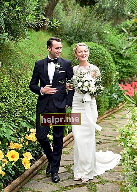 Matthew Lewis con Angela Jones el día de su boda