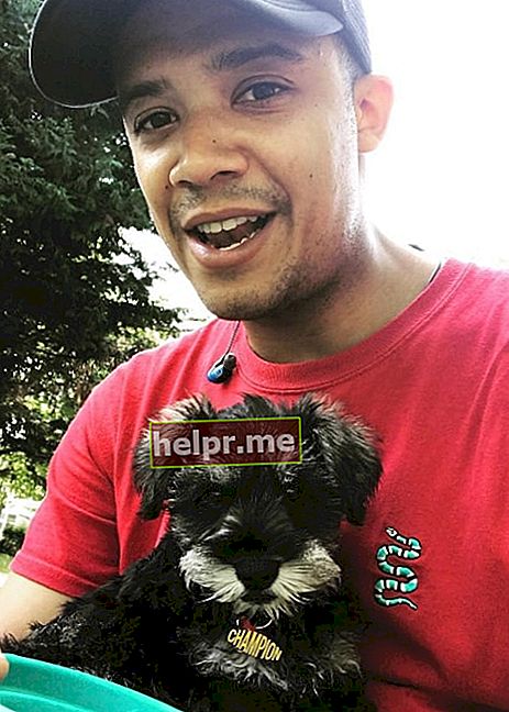 Džeikobs Andersons selfijā ar savu suni 2018. gada maijā