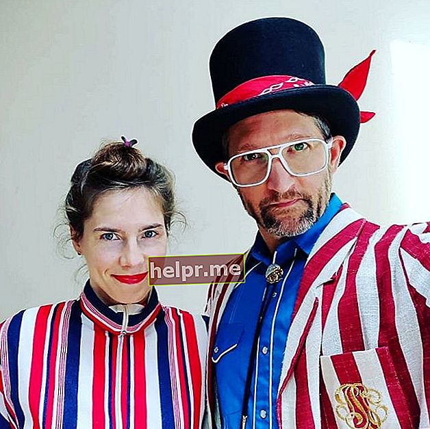 Amanda și soțul ei Christopher Robinson se îmbracă în timpul sărbătorilor din 4 iulie din 2019