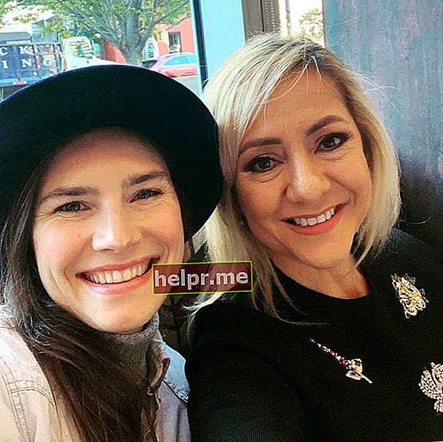 Amanda posando con Lorena Gallo en noviembre de 2019