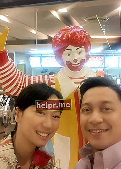 Jhong Hilario como se ve en una selfie tomada con su novia Maia Leviste Azores el día de San Valentín frente a una estatua de McDonald's en febrero de 2020