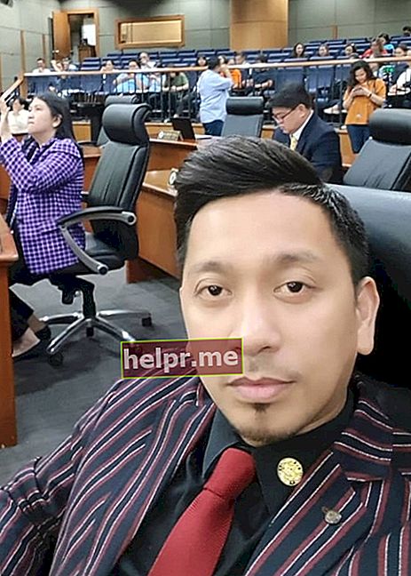Jhong Hilario como se ve en una selfie tomada en el Ayuntamiento de Makai en octubre de 2019