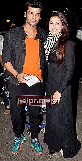 Gauhar Khan y Kushal Tandon en el aeropuerto de Mumbai en 2014