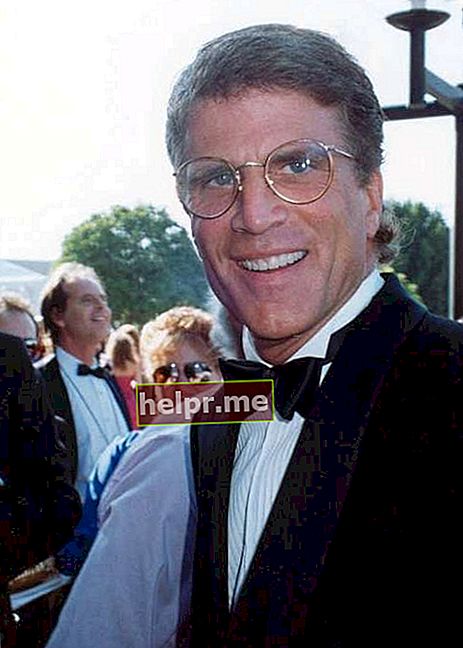 اداکار ٹیڈ ڈینسن ستمبر 1990 میں 42 ویں ایمی ایوارڈز میں شرکت کرتے ہوئے۔