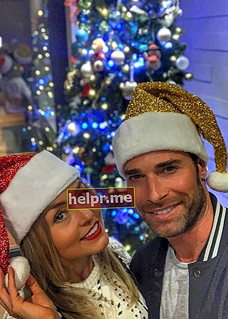 Sebastian Rulli este văzut într-un selfie de Crăciun împreună cu Angelique Boyer în decembrie 2019