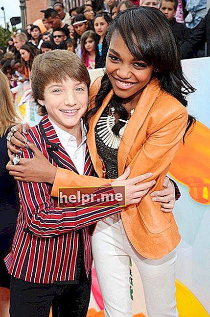 Jake Short és Kína Anne McClain a Nickelodeon 25. éves Kids Choice Awards-on, amelyet 2012-ben rendeztek