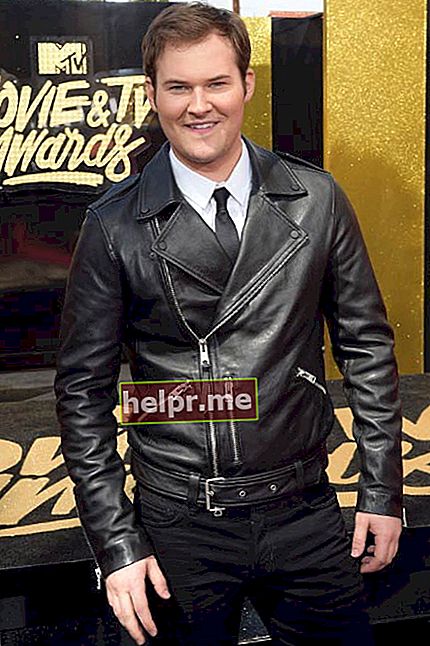 Justin Prentice en los premios MTV Movie And TV Awards en mayo de 2017