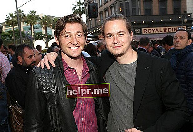 Christoph Sanders (dreapta) împreună cu colegul actor Lucas Neff la evenimentul Twentieth Century Fox Television Distribution din mai 2013