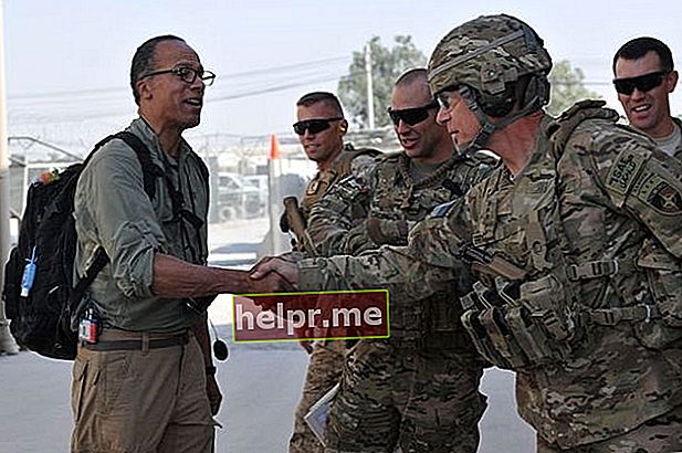 Nakipagkamay si Lester Holt kay ISAF Joint Command Commander Lt. Gen. James Terry noong 2012