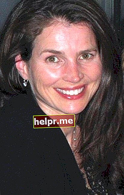 Julia Ormond como se ve mientras sonreía a la cámara en septiembre de 2005