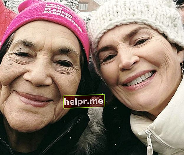 Julia Ormond (derecha) como se ve en una imagen junto con la líder sindical estadounidense y activista de derechos civiles, Dolores Huerta, en Main St. Park City en el condado de Summit, Utah, Estados Unidos en enero de 2017