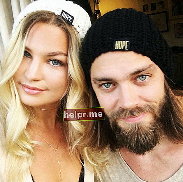 Tom Payne y Jennifer Johanna Åkerman en una selfie en septiembre de 2016