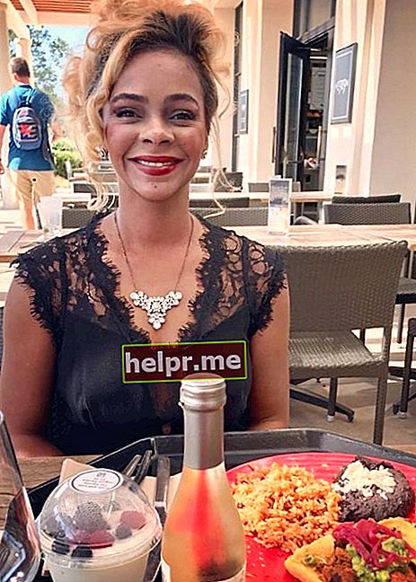 Lark Voorhies zoals gezien terwijl ze in juli 2018 van haar maaltijd genoot in Pasadena, Los Angeles County, Californië, Verenigde Staten