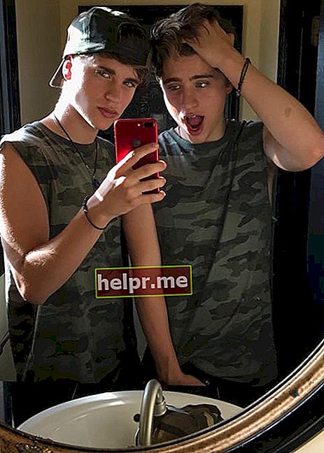 Iván Martínez con su hermano gemelo Emilio Martínez (derecha) en una selfie en el espejo en mayo de 2017