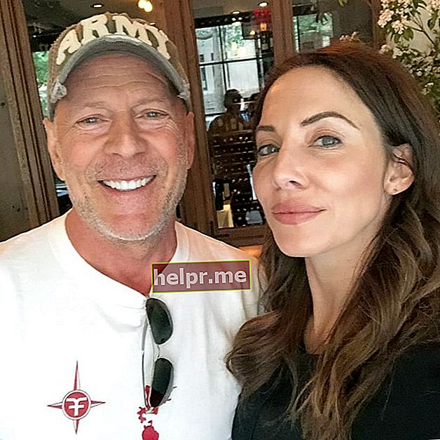 Whitney Cummings i en selfie med Bruce Willis i juli 2018