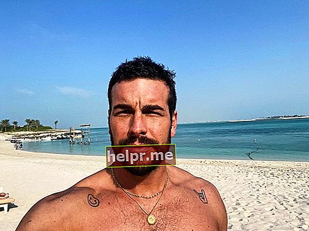 Mario Casasas, matomas be marškinėlių paplūdimio asmenukės Abu Dabyje, Jungtiniuose Arabų Emyratuose 2020 m. vasario mėn.