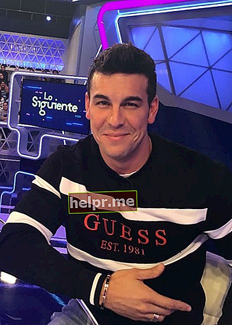 Mario Casas được nhìn thấy khi mỉm cười trước ống kính tại chương trình TVE 'Lo siguiente' vào năm 2018