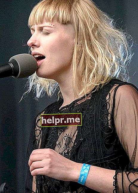 Aurora Aksnes în timpul unui spectacol în iunie 2016