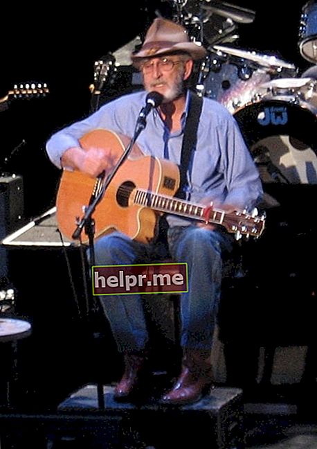 Don Williams como se ve mientras actuaba en un concierto en el Burton Cummings Theatre en Winnipeg, Manitoba, Canadá el 5 de noviembre de 2006