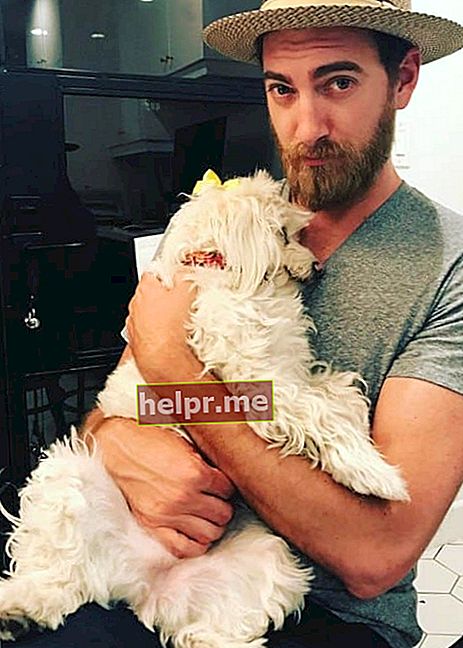 रेट जेम्स मैकलॉघलिन अपने कुत्ते के साथ जैसा कि मई 2017 में देखा गया था